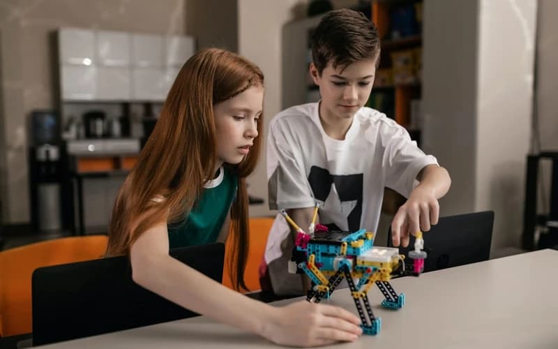 The Synastry of the Ascendant/Descendant and the Moon: Comforting Presence