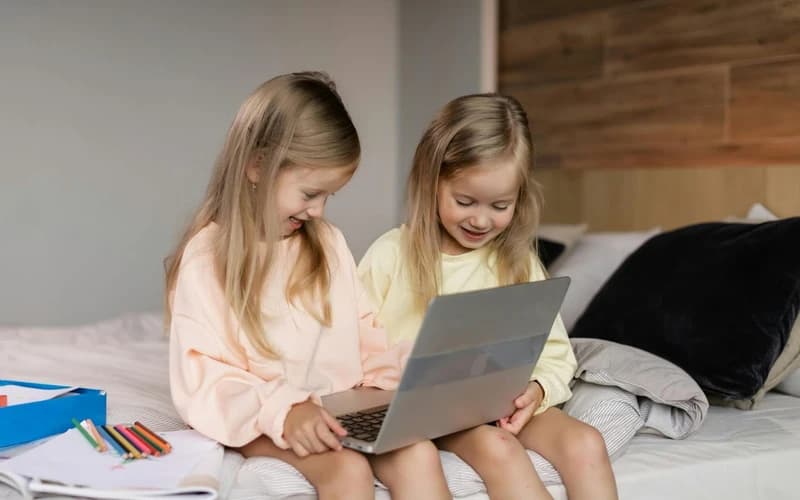 The Dynamics Between the Moon and Midheaven/Nadir in Synastry: Supportive Recognition