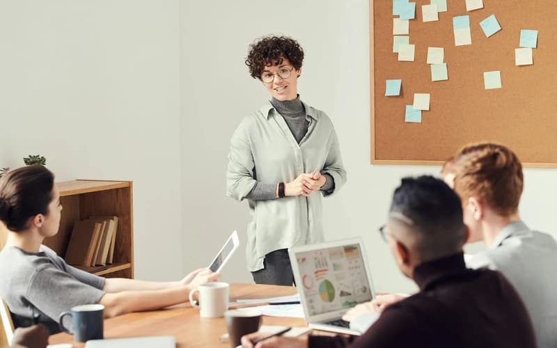 The Dynamics Between the Sun and Mercury in Synastry: Lively Communication