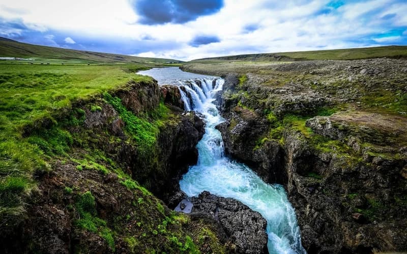 The Dynamics of Transit Uranus to the Natal Ascendant/Descendant: Unconventional Connections