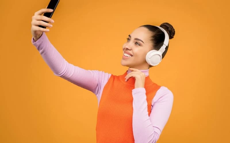 The Dynamics Between the Sun and Venus at Birth: Radiant Charm